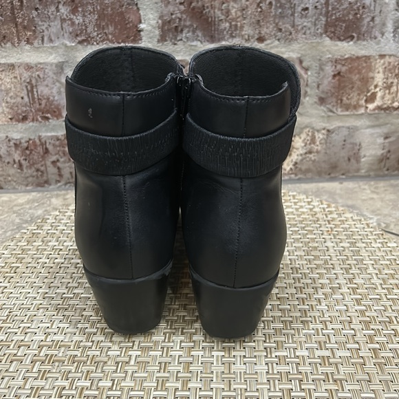 CLARKS Black Leather Mid Ankle Boot w/Zipper Women’s Size 8 - Picture 3 of 7